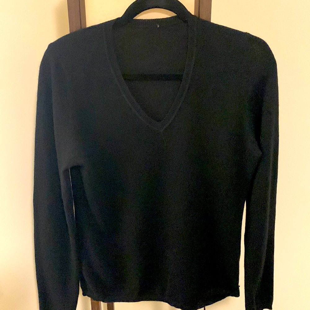 Macy’s Cashmere Charter Club v-neck sweater in black